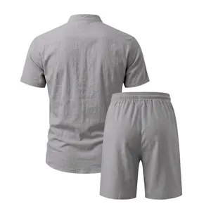Detaillierte Rückansicht des locker sitzenden Leinen-Sets aus Hemd und Shorts für Herren in Grau