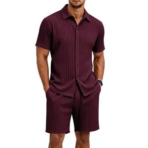 Détail d'un ensemble de loisirs jacquard bordeaux pour hommes avec chemise et short