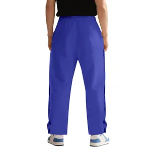 Vue arrière détaillée du pantalon de basket bleu pour hommes avec boutons-pression.