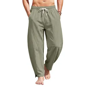 Détail de ce pantalon large homme vert sauge avec coutures courbées et fentes chevilles.