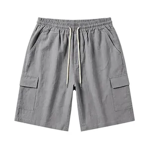 Primer plano de pantalones cortos cargo de lino gris para hombre con cordón y bolsillos.