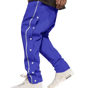 Gros plan sur un pantalon de basket hip-hop bleu pour homme avec boutons pressions