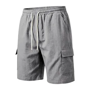 Detalle de pantalones cortos cargo de lino gris para hombre con textura transpirable