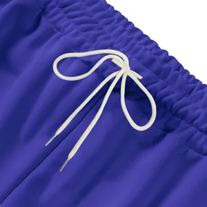 Détail de la taille d'un pantalon de sport bleu avec cordon de serrage blanc réglable