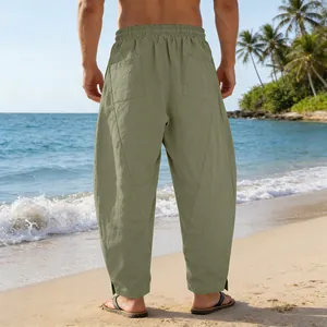 Vue arrière d'un pantalon large olive pour homme avec design patchwork sur la plage