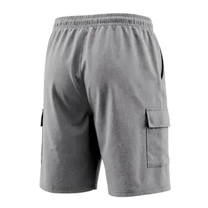 Vista trasera detallada de los pantalones cortos cargo grises de algodón y lino con bolsillos