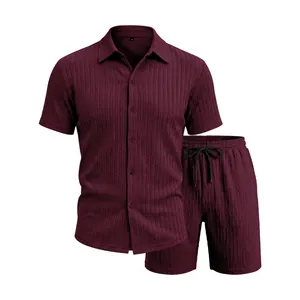 Vue détaillée de la texture jacquard de cet ensemble chemise et short bordeaux homme