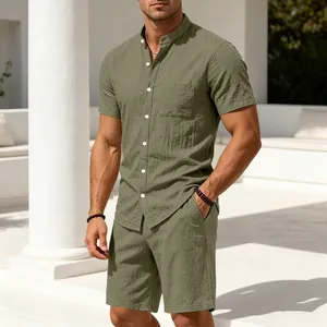 Lässiges Set für Herren aus olivgrünem Leinen mit Kurzarmhemd und Shorts für den Sommer