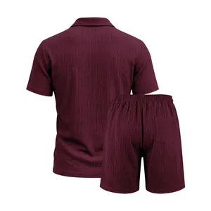 Vue arrière de l'ensemble décontracté bordeaux pour hommes avec chemise jacquard et short