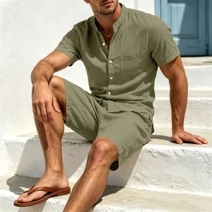 Detailansicht des olivgrünen Leinen-Casual-Sets für Herren mit Hemd und Shorts