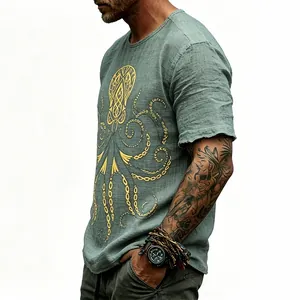 Primo piano della decorativa stampa a polpo gialla su una t-shirt verde uomo elegante