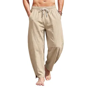 Vue détaillée du pantalon beige pour homme avec cordon et design à empiècements
