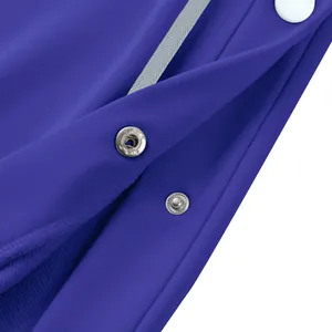Détail en gros plan d'un pantalon de basket bleu avec des boutons-pression en métal argenté