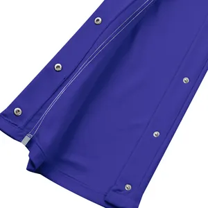 Détail des boutons-pression métalliques sur le pantalon de basket bleu déchiré pour homme