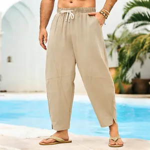 Vue détaillée d'un pantalon d'été ample kaki pour homme avec coutures patchwork et fente