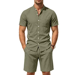 Professionelles Model in einem salbeigrünen Leinenhemd und passenden Shorts für Herren