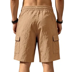 Vista trasera de pantalones cortos cargo de lino caqui para hombre con bolsillos
