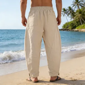 Vue arrière d'un pantalon sarouel beige pour homme sur une plage tropicale ensoleillée