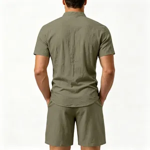 Detailansicht Rückseite Herren-Set aus Leinenhemd und Shorts in Olivgrün, lässig