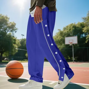 Détail du pantalon de basket bleu pour homme avec boutons-pression latéraux