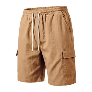 Vista detallada de pantalones cortos cargo de lino caqui con textura transpirable