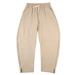Vue détaillée du pantalon hip-hop kaki avec taille à cordon et fente à l'ourlet du bas