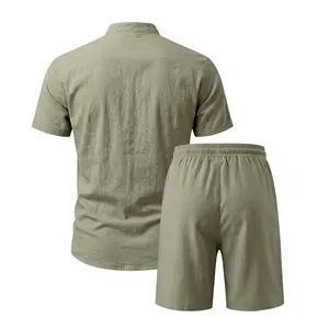Rückansicht eines atmungsaktiven Leinen-Henley-Hemdes und lässiger Shorts für Herren