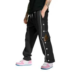 Vue détaillée du pantalon de basket noir lourd pour hommes avec boutons-pression style high-street
