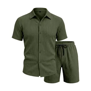 Gros plan montrant la texture jacquard verticale complexe de l'ensemble homme vert olive