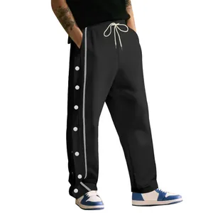 Détail du pantalon de jogging hip-hop pour homme avec boutons-pression latéraux.