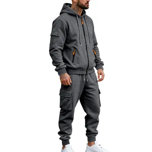 Detailansicht eines grauen Winter-Fleece-Trainingsanzugs mit Kapuze und Cargotaschen