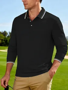 Polo da golf a maniche lunghe nera da uomo con colletto a righe su un campo verde