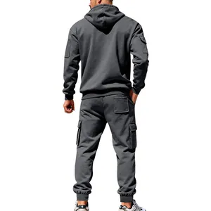 Rückansicht eines dunkelgrauen Fleece-Trainingsanzugs für Herren mit Kapuze und Cargotaschen