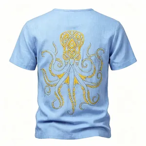 Dettaglio posteriore di t-shirt da uomo azzurra effetto lino con stampa polpo dorata
