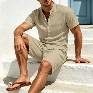 Detailansicht eines beigen Herren-Leinen-Sets mit Kurzarmhemd, Henley-Kragen und Shorts.