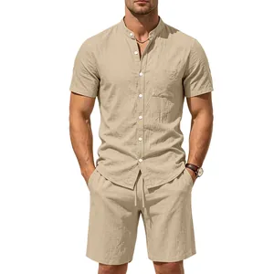 Detailansicht beige Herren Leinen-Henley-Shirt und passende Freizeitshorts