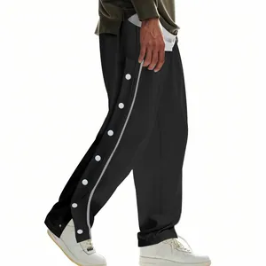 Gros plan sur le pantalon de basket-ball noir à boutons-pression pour hommes