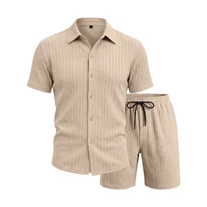 Détail de l'ensemble chemise à manches courtes et short pour homme à texture jacquard