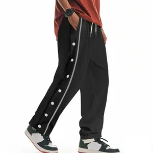 Vue latérale du pantalon de basket hip hop épais pour homme avec rayures blanches
