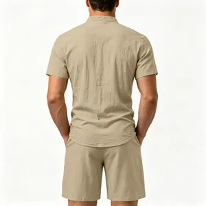 Detaillierte Rückansicht eines lässigen beigen Leinen-Sets aus Hemd und Shorts für Herren