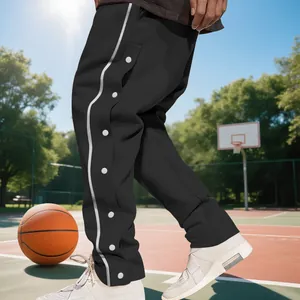 Vue latérale d'un pantalon de basket lourd pour hommes avec boutons-pression blancs