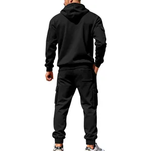 Rückansicht eines schwarzen Herren Fleece Trainingsanzugs mit Kapuze und Cargotaschen
