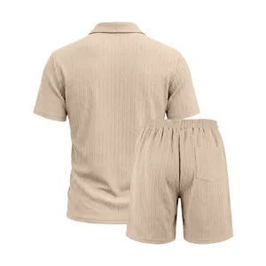 Vue arrière de l'ensemble décontracté en jacquard beige pour hommes, chemise et short