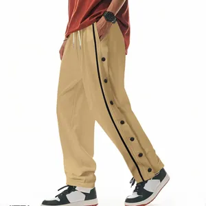 Vue détaillée du pantalon de basket lourd pour homme avec boutons-pression latéraux et design