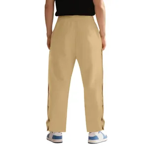 Vue arrière du pantalon de jogging streetwear kaki avec boutons-pression latéraux