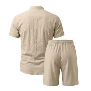 Rückansicht eines beigen atmungsaktiven Leinen-Kurzarmhemdes und Shorts-Sets für Herren