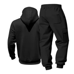 Rückansicht eines schwarzen Fleece-Trainingsanzugs für Herren mit Hoodie und Cargohose