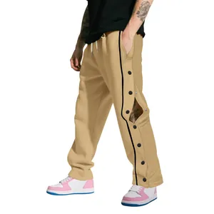 Vue détaillée du pantalon de basket hip-hop avec fermeture à boutons-pression latéraux