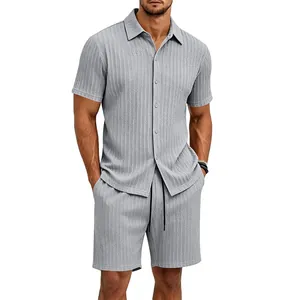 Vue détaillée d'un ensemble deux pièces pour hommes en tissu jacquard texturé gris clair