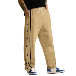 Vue détaillée du pantalon de jogging hip hop pour homme avec boutons-pression en kaki